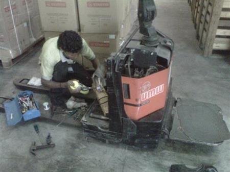 Repairing BT Power Pallet Truck Battery in Senai