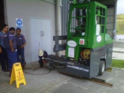 Changing Tyre for CombiLift C2500 in Senai
